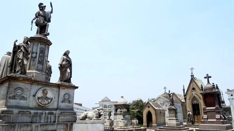 como encuentro el cementerio en el que esta enterrada una persona en lima